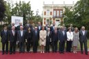 La Reina, que presidió hoy en Madrid la reunión del Patronato de la Fundación de Ayuda contra la Drogadicción (FAD), posa para la foto de familia. EFE