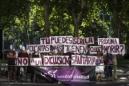 Vista de una manifestación en Madrid, ante el Ministerio de Sanidad, para pedir la atención sanitaria a todas las personas que viven en España. EFE
