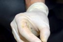 Un médico realiza un análisis de sangre. EFE/Archivo