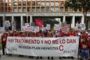 Participantes en la marcha que la Plataforma de Afectados por Hepatitis ha convocado hoy en Madrid, desde Cibeles hasta el Ministerio de Sanidad. EFE