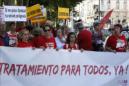 La Marea Blanca ha vuelto a salir a la calle en Madrid en defensa de la sanidad pública y se han concentrado ante el Ministerio, en el Paseo del Prado, para sacar a la luz los problemas de los hospitales públicos de la Comunidad; cierre de camas y listas de espera, entre otros. EFE