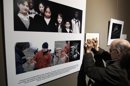 Una persona ciega lee la nota explicativa de uno de los carteles de una exposición. EFE/Archivo