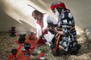 Curanderos realizando una ceremonia en el campus de la Universidad de Nuevo México en Albuquerque en una fotografía del 22 de julio de 2013. La Universidad de Nuevo México ofrecerá un curso en línea gratuito de medicina tradicional. La escuela anunció este mes que creará un Curso Abierto en Línea Masivo a partir de su popular clase de curandería ofrecida en su campus cada verano. (Foto AP/Russell Contreras, archivo)