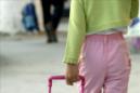 Una niña tira de su mochila con ruedas en un colegio. EFE/Archivo