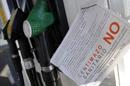 Imagen del cartel informativo colocado en una gasolinera de Valladolid en el que se anuncia los motivos del paro de en el servicio de carburantes con motivo de la implantación del "céntimo sanitario" por parte del gobierno regional. EFE/Archivo