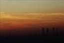 Atardecer de la capital donde se aprecia la capa de contaminación que cubre el cielo madrileño. EFE/Archivo