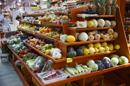Foto de archivo, 24 de abril de 2014, de una variedad de frutas y verduras en un mercado en Washington. Un estudio dado a conocer el lunes 1 de septiembre de 2014, dice que los hábitos alimentarios en Estados Unidos han mejorado, pero no en los sectores pobres de la población. (AP Foto/J. Scott Applewhite, File)
