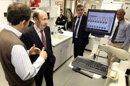 El secretario general del PSOE, Alfredo Pérez Rubalcaba (2i), durante su visita a las instalaciones del Centro de Investigación del Cáncer, dependiente de la Universidad de Salamanca y del Consejo Superior de Investigaciones Científicas (CSIC), después de reunirse con los dirigentes socialistas salmantinos. EFEEl secretario general del PSOE, Alfredo Pérez Rubalcaba, durante su visita a las instalaciones del Centro de Investigación del Cáncer, dependiente de la Universidad de Salamanca y del Consejo Superior de Investigaciones Científicas (CSIC), después de reunirse con los dirigentes socialistas salmantinos. EFE