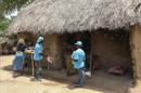 Trabajadores del Fondo de las Naciones Unidas para la Infancia (Unicef) reparten carteles con consejos para prevenir el ébola en el distrito de Zorzor en Lofa, Liberia. EFE/Archivo
