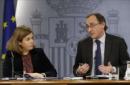 La vicepresidenta del Gobierno español, Soraya Sáez de Santamaría, y el ministro de Sanidad, Alfonso Alonso, durante la rueda de prensa posterior a la reunión del Consejo de Ministros. EFE