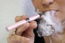Una mujer fuma un cigarrillo electrónico. EFE/Archivo