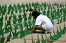 Un hombre pone una de las 420 réplicas de hoja de marihuana en la arena de la playa de Copacabana, durante una protestas de los consumidores de la planta que presionan a la Corte Suprema de Justicia que estudia una ley sobre su consumo. EFEUn hombre corre ante las 420 réplicas de hoja de marihuana en la playa de Copacabana, en Río de Janeiro (Brasil), puestas como protesta de los consumidores de la planta que presionan a la Corte Suprema de Justicia que estudia una ley sobre su consumo. EFE
