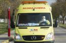 Una ambulancia traslada a una médico cooperante española que podría haberse contagiado de ébola en Malí. EFE/Archivo