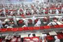 Un grupo de empleados de una fábrica de procesamiento de carne de cerdo del Grupo Shuanghui trabajan en una línea de montaje en la ciudad de Luohe (China).EFE/Archivo