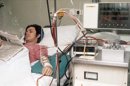 Un enfermo renal, en la cama de un hospital, es sometido a tratamiento de diálisis. EFE/Archivo