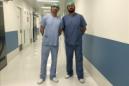 Imagen facilitada por los cirujanos españoles, Diego González Rivas (i) y Javier Gallego (d), tras realizar una intervención en el hospital lisboeta de Santa Maria. EFE