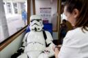 Personajes de La Guerra de las Galaxias promueven la donación de sangre en la víspera del día Internacional de los donantes de sangre ante la entrada del Hospital Son Espases de Palma de Mallorca. EFE