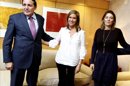 La consejera de Familia e Igualdad de Castilla y León, Milagros Marcos (d) y el consejero de Sanidad, Antonio María Sáez (i), han mantenido hoy una reunión en Madrid con la nueva ministra de Sanidad, Servicios Sociales e Igualdad, Ana Mato, para tratar diversos asuntos relacionados con sus respectivos departamentos. EFELos consejeros madrileños de Sanidad, Javier Fernández-Lasquetty (3ºd), y de Asuntos Sociales, Salvador Victoria (d), mantuvieron hoy un encuentro con la ministra de Sanidad, Servicios Sociales e Igualdad, Ana Mato (i). EFE