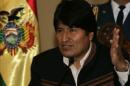 En la imagen un registro del presidente de Bolivia, Evo Morales, quien sugirió que los militares que descuiden su aspecto físico no puedan ascender y consideró que estar formados físicamente es la "tarea" y la "responsabilidad" de los miembros de las Fuerzas Armadas. EFE/Archivo