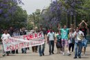 Varios inmigrantes que han salido hoy a la calle en Barcelona, convocados por el Grupo de Defensa de la Sanidad Pública, para protestar contra el "racismo sanitario" que creen que supone la posibilidad de que los "sin papeles" se queden sin atención sanitaria pública a partir del próximo 1 de septiembre, al quedarse sin tarjeta sanitaria. EFEVarios inmigrantes que han salido hoy a la calle en Barcelona, convocados por el Grupo de Defensa de la Sanidad Pública, para protestar contra el "racismo sanitario" que creen que supone la posibilidad de que los "sin papeles" se queden sin atención sanitaria pública a partir del próximo 1 de septiembre, al quedarse sin tarjeta sanitaria. EFE/Marta Pérez