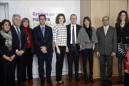 La reina Letizia posa junto al presidente de la Federación Española de Enfermedades Raras, Juan Carrión Tudela (4-i), y otros miembros de la Junta Directiva de FEDER poco antes de la reunión de trabajo que ha presidido hoy. EFE