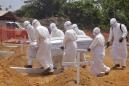 Trabajadores de salud transportan el cadáver de una persona que sospenchan murió de ébola en un panteón a las afueras de Monrovia, Liberia, en una fotografía de archivo del 11 de marzo de 2015. Dos nuevos casos de ébola fueron detectados en la misma comunidad donde el virus resurgió hace más de una semana en Liberia, dijo el jueves el director interino del centro de gestión de casos de ébola en el país.