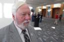 Joe Conlon, consejero técnico de la Asociación de Control de Mosquitos de Estados Unidos, habla de los desafíos asociados con el combate al mosquito portador del virus zika durante la conferencia anual de la asociación en Savannah, Georgia, el lunes 8 de febrero de 2016. Los expertos señalan que la especie de mosquito que propaga el zika vive y se reproduce en casas y patios, dificultando su exterminio y a menudo necesitando de una intervención de puerta en puerta. (Foto AP/Ross Bynum)
