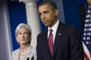El presidente de los Estados Unidos, Barack Obama, ofrece unas declaraciones sobre la cobertura médica de anticonceptivos, ante la atenta mirada de la secretaria de Salud, Kathleen Sebelius, (i), en la Casa Blanca, Washington, Estados Unidos. EFE