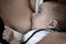 Una madre amamanta a sus bebé en público. EFE/Archivo