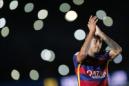 El delantero brasileño del FC Barcelona Neymar jr. saluda durante la presentación del equipo en el trofeo Joan Gamper, en el que se enfrentan al Roma italiano en el Camp Nou. EFE/Archivo