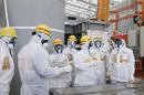 El primer ministro nipón, Shinzo Abe (d), durante la visita a la planta nuclear de Fukushima, en Japón, el 19 de septiembre de 2013. EFE/Kyodo News/Archivo