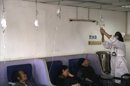 Una enfermera atiende a tres pacientes, que están siendo tratados con un gotero, en un hospital en Shanghái, China, hoy, miércoles 3 de abril de 2013. EFEUna enfermera atiende a una paciente en un hospital en Shanghái, China, hoy, miércoles 3 de abril de 2013. EFEVarios pollos enjaulados son preparados para ser sacrificados en el mercado de "Huannan", en Taipei, Taiwán, hoy, miércoles 3 de abril de 2013. EFE