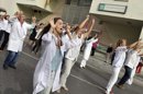 Varias decenas de sanitarios cortando la calle durante cinco minutos en contra de los recortes públicos. EFE/Archivo