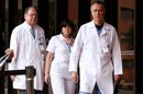 El urólogo Felipe Gómez (d) y su equipo de cirujanos, durante una rueda de prensa en la que informó que el presidente colombiano, Juan Manuel Santos, ingresará a primera hora de la mañana del miércoles en el hospital universitario de la Fundación Santa Fe para someterse de inmediato a una cirugía de cáncer de próstata. EFE