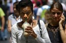 Una mujer bebe una bebida de tamaño gigante por las calles de Nueva York, Estados Unidos. EFE