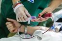 Con la sangre extraída de los pacientes, los expertos en enfermedades genéticas de Duke desarrollaron lo que denominan "firma genética", unos patrones que reflejan qué genes están activados y cuáles no, lo que indica si el cuerpo está luchando contra una infección vírica o bacteriana. EFE/Archivo