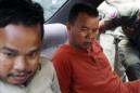 El médico sin licencia Yem Chrin (d) a su llegada en un coche policial a un tribunal de Battambang (Camboya). EFE