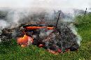 Esta foto del 25 de octubre de 2014 cedida por el Servicio Geológico de Estados Unidos muestra el río de lava que avanza sobre la hierba entre el cementerio Pahoa y la calle Apaa, cerca de la ciudad de Pahoa, en Big Island, Hawai. (Foto AP/Servicio Geológico de Esatados Unidos)