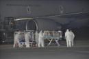 Fotografía facilitada por la Fuerza Aérea italiana que muestra al personal de emergencia mientras traslada a un médico italiano enfermo de ébola al hospital Spallanzani a su llegada a Roma (Italia) el pasado 25 de noviembre. EFE
