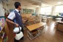 Un empleado desinfectaba este jueves un aula de una escuela primaria de Seúl (Corea del Sur). EFE