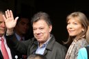 El presidente de Colombia, Juan Manuel Santos, saluda a su ingreso al centro hospitalario de la Fundación Santa Fe de Bogotá (FSFB), en Bogotá (Colombia), acompañado por su esposa, María Clemencia de Santos (d), y su hija María Antonia Santos. EFEEl presidente de Colombia, Juan Manuel Santos (c), fue registrado a su llegada al centro hospitalario de la Fundación Santa Fe, en Bogotá (Colombia), donde se recupera de una operación por un cáncer de próstata. EFEEn la imagen, el vicepresidente de Colombia, Angelino Garzón. EFE/Archivo