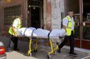 Operarios de la funeraria traslada el cadáver de un hombre de 67 años que se pegó un tiro después de disparar contra una mujer de 55 años, que resultó herida, ayer en el barrio de Pinilla, en una zona de la periferia de León. EFE