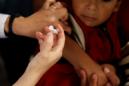 Un niño recibe una vacuna contra la gripe. EFE/Archivo