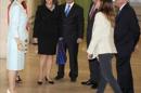 La Reina Sofía (i), acompañada de la presidenta de la fundación portuguesa Champalimaund, Leonor Beleza (2i), en su visita a las instalaciones que la Fundación Centro de Investigación de Enfermedades Neurológicas (CIEN) tiene en el Centro Alzhéimer de la Fundación Reina Sofía, en Madrid. EFE