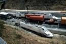 Un tren Alvia pasa junto a los restos del ferrocarril que el pasado 24 de julio descarriló en las inmediaciones de Santiago de Compostela. EFE/Archivo