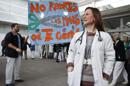 Concentración del personal y usuarios del Hospital Infanta Leonor de Madrid en las puertas del centro sanitario para celebrar, tras meses de movilizaciones, la suspensión el plan de privatización de seis hospitales públicos de la comunidad. EFE