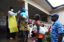 Una enfermera toma la temperatura de varias personas en el condado de Bomi, Liberia, como parte de una campaña de salud para frenar la propagación del virus del ébola. EFE