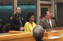 Deasia Watkins (al centro) comparece en el tribunal del condado de Hamilton el viernes 20 de marzo de 2015, en Cincinnati. (Foto AP/The Cincinnati Enquirer, Henry Molski/) CREDITO OBLIGATORIO; NO VENTAS