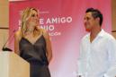 El cantante Alejandro Sanz, embajador de honor de la Fundación Juegaterapia, junto a la Mónica Esteban, presidenta y fundadora de Juegaterapia,durante el acto de donación de 100.000 euros a "Amigos del CNIO" para la investigación del cáncer infantil. EFE