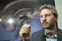El doctor Nicholas Opie muestra un electrodo llamado "estentrodo" en el Royal Melbourne Hospital en Melbourne (Australia). EFE